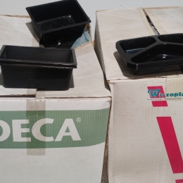 Palette avec bacs noirs